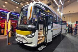 Gambar Body bus medium Tourista SR3 Ultimate Edition karoseri laksana