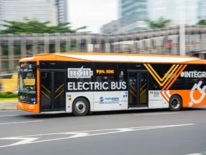 Gambar bus transjakarta sebagai contoh teknologi bus listrik canggih