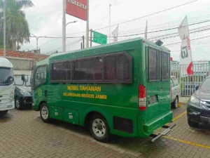 Gambar bus kecil yang digunakan sebagai kendaraan tahanan