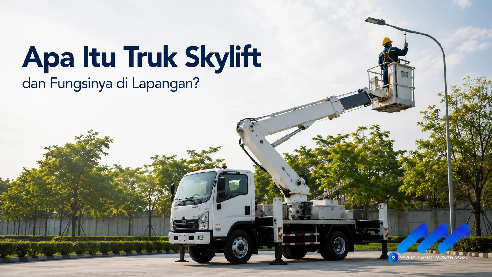 Truk skylift dengan boom hidrolik dan bucket kerja digunakan untuk perawatan lampu jalan sebagai ilustrasi fungsi kendaraan kerja di ketinggian.