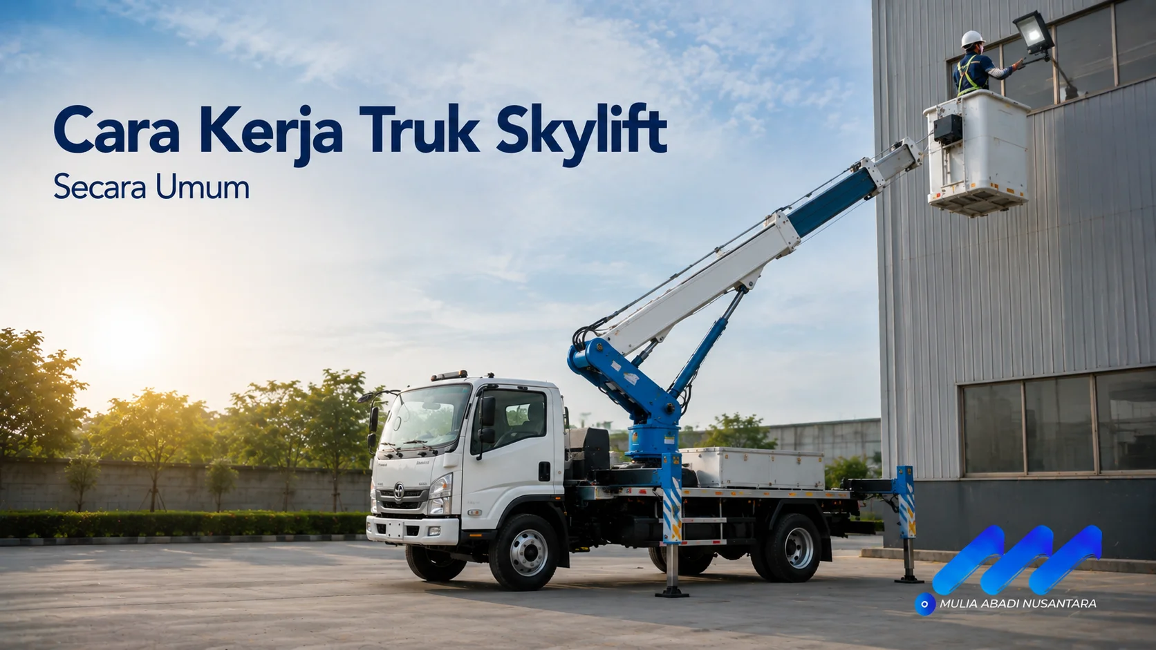 Truk skylift dengan boom hidrolik dan keranjang kerja beroperasi di area industri sebagai ilustrasi cara kerja alat untuk pekerjaan di ketinggian.