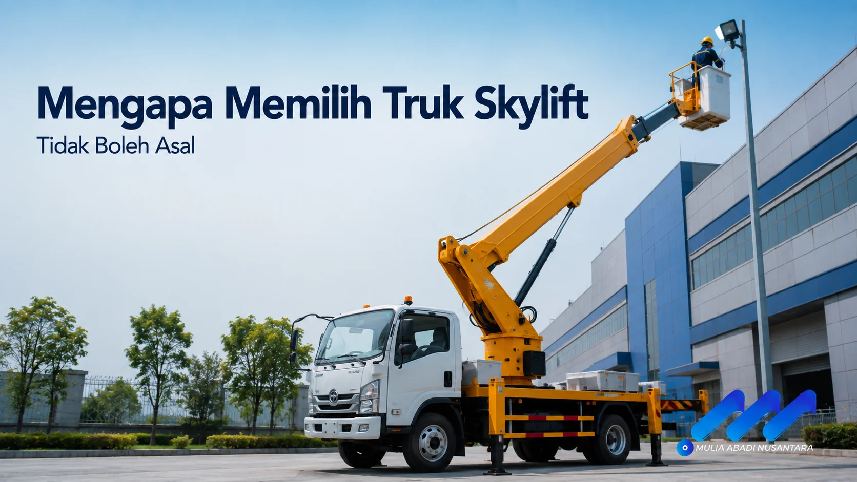 Truk skylift dengan boom hidrolik dan bucket kerja ditampilkan sebagai ilustrasi pentingnya memilih spesifikasi kendaraan yang sesuai sebelum proses pengadaan.