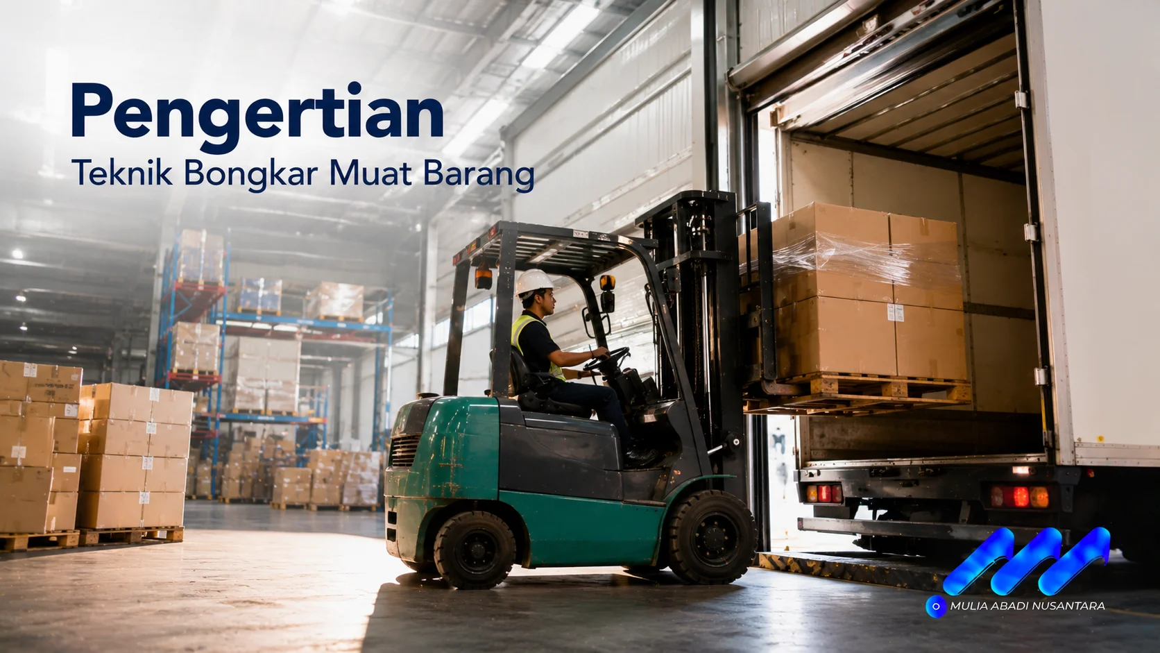 Teknik bongkar muat barang menggunakan forklift untuk memindahkan pallet ke kendaraan angkut secara aman dan efisien di area pergudangan.