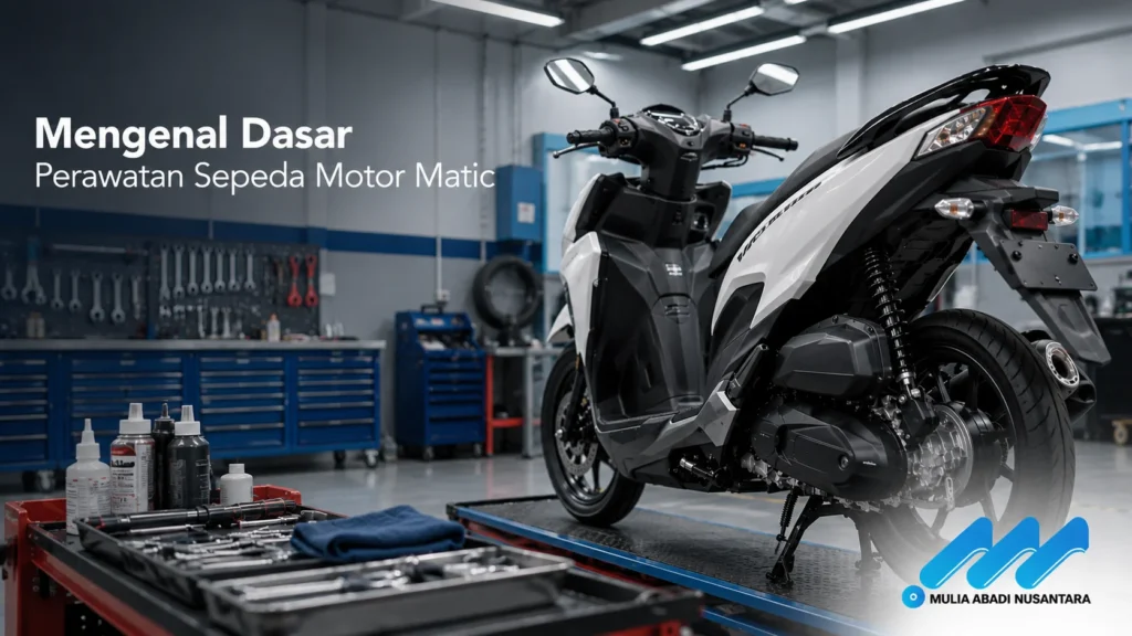 Mekanik profesional melakukan perawatan rutin sepeda motor matic operasional perusahaan.