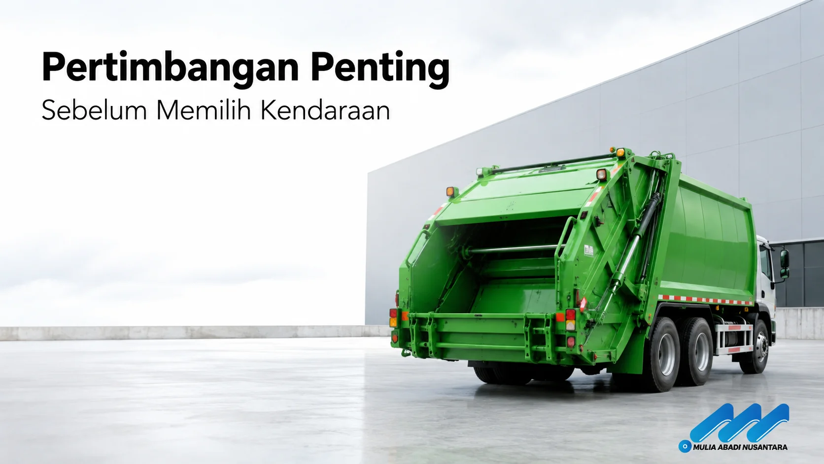 Kendaraan pengangkut sampah jenis compactor truck berwarna hijau di area operasional dengan latar fasilitas industri