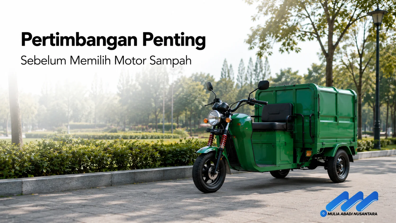 Motor sampah roda tiga berwarna hijau untuk pengangkutan sampah di area taman sebagai ilustrasi pertimbangan penting sebelum memilih motor sampah.